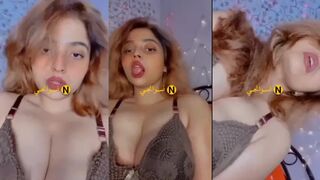 فرسة جامدة جسمها كرباج بتصور فيديو لحبيبها تفرج علي بزازها الملبن الكبيرة