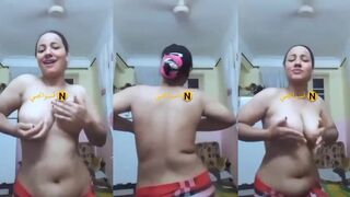 بنت فرفوشة زي العسل بتتصور لعشيقها فديو وهي قالعة ملط وعمالة ترقص وتهز جسمها الجبار