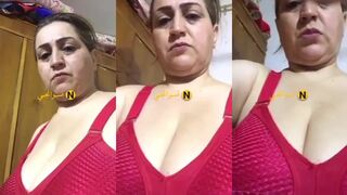 ست كبيرة مربربة تعرض لحمها العتاقي