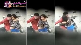 مرا متتناكة محرومة قعلت الاندر وير بالشارع وركب زوبري خلفي في ككسها بس في واحد صورنا وفضحنا